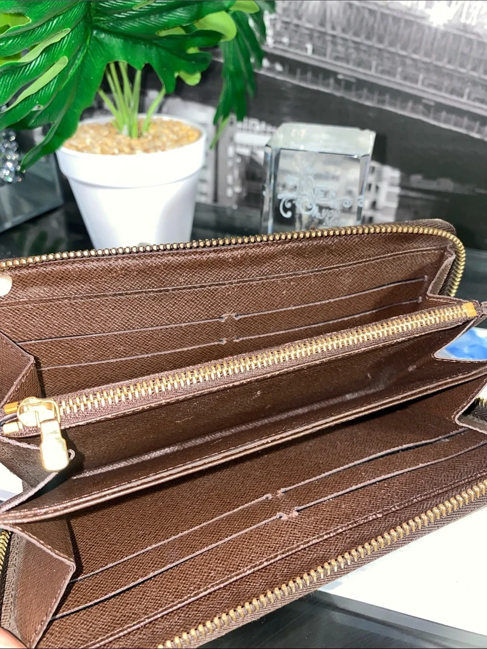 Authentic Rare Louis Vuitton Damier Zippy Wallet